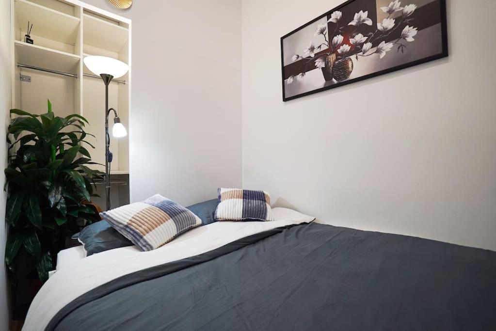 Cozy With Garage Appartamento Praga
